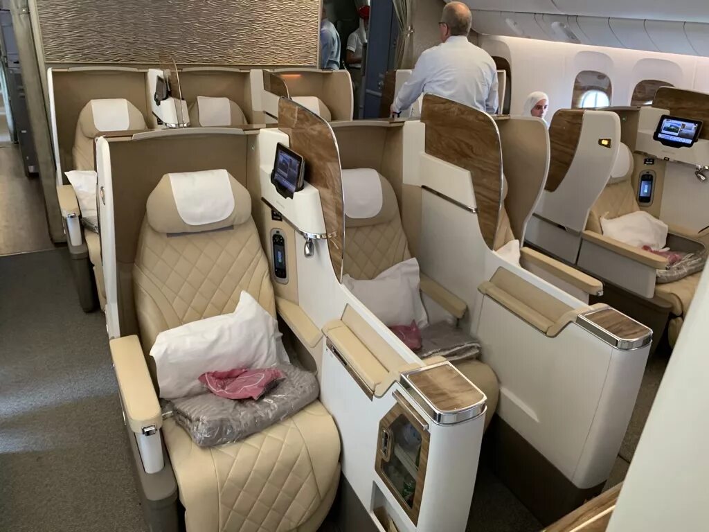 Первый класс Боинг 777 Эмирейтс. Boeing 777-300 бизнес класс. Boeing 777 Emirates бизнес класс. Boeing 777-300er салон. Boeing 777 300er бизнес