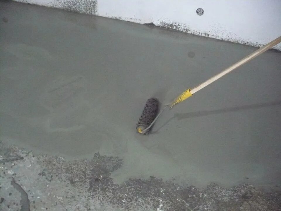 Наливной пол на бетонную стяжку. Наливная стяжка. заливка наливного пола. наливной пол стяжка. наливной пол выравнивающий.