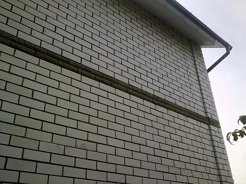 Треснул облицовочный кирпич. Трещины облицовки. Трещины в кирпичной кладке. Трещины в кирпиче. Трещины в кирпиче.