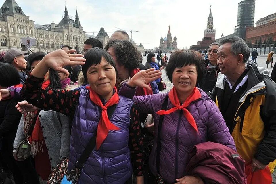 Азиаты рф. Китайские туристы. Китайские туристы в России. Китайские туристы в Москве. Китайцы за границей.