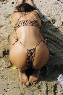Кристина Мендонка топлес на пляже.