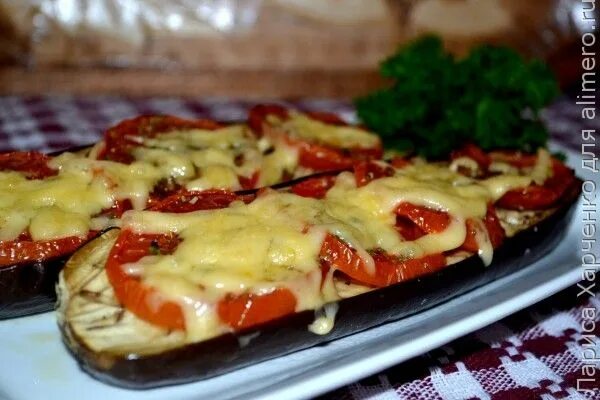 «баклажаны, фаршированные гуакомоле». Отбивные с баклажанами в духовке. Свинина запеченная с баклажанами. Баклажан запеченный в духовке с помидорами и сыром. Пп баклажаны в духовке.