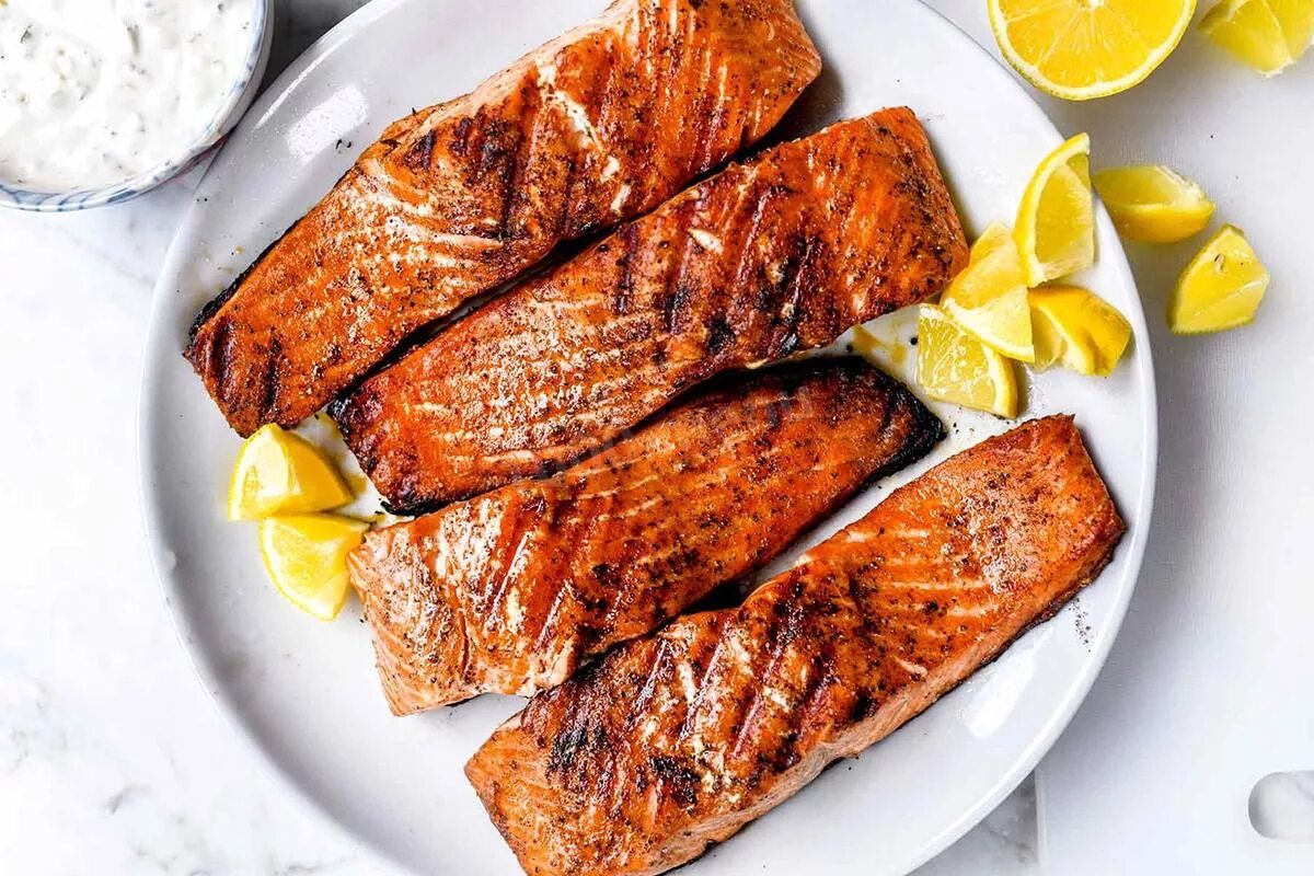 Форель на сковороде гриль. Терпуг стейк. Мангал рыба. Форель на мангале на решетке. Стейк форели на гриле.