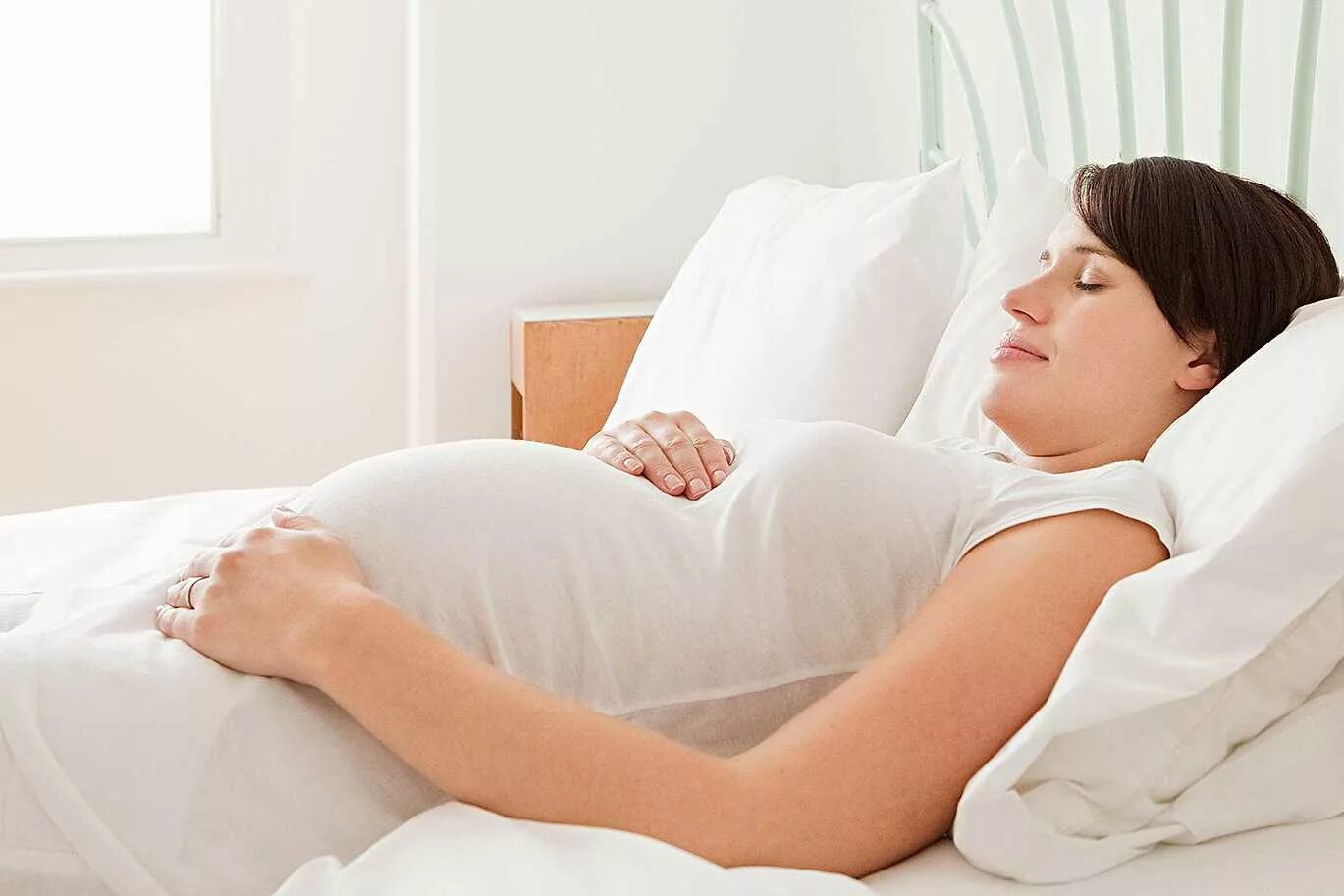Позы сна для беременных. Беременной спать на спине. Спать на спине 2 триместр