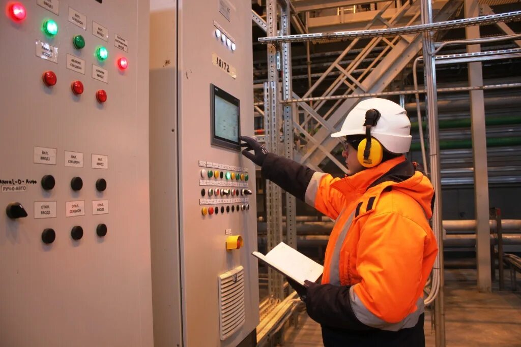 промышленная безопасность. инженер на заводе. работники опо. экспертиза промышленной безопасности. промышленная безопасность на производстве.