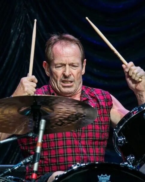 Барабанщик ac dc. Саймон рок. Саймон кирк. Саймон кирк ударник. Саймон кирк.