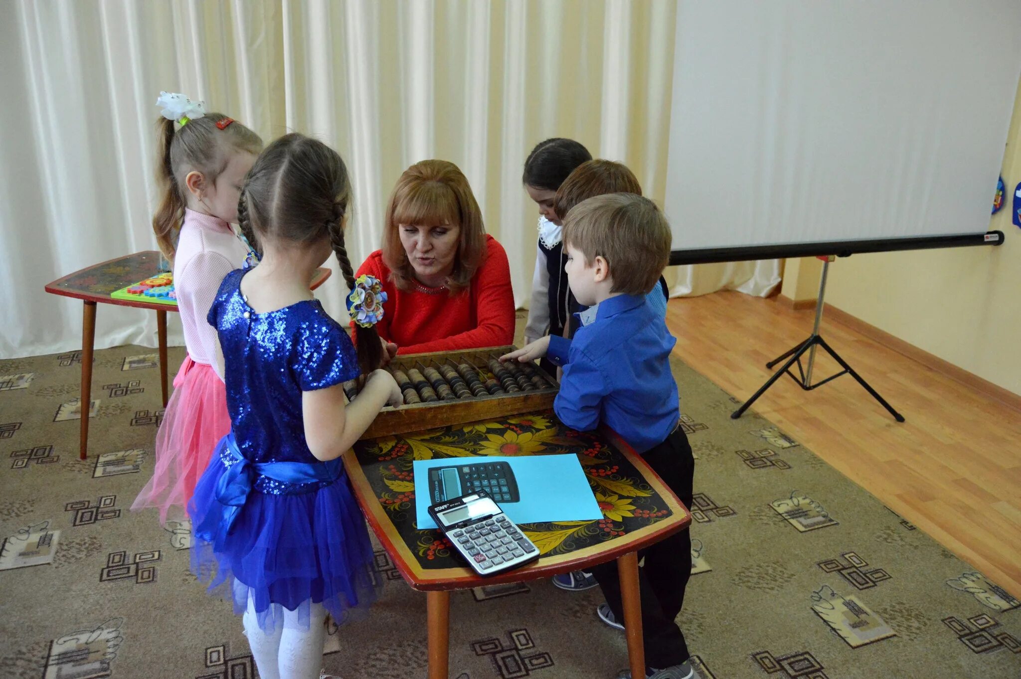 Воспитатель детского сада картинки. Глухие дошкольники. Занятия с дефектологом для ребенка. Занятия с логопедом. Олигофренопедагог.