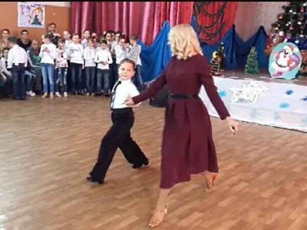 Танец моя мама самая. Мамы в танце. вальс для мамы. танец мамы и сына. мамы в танце мальчик танцует.
