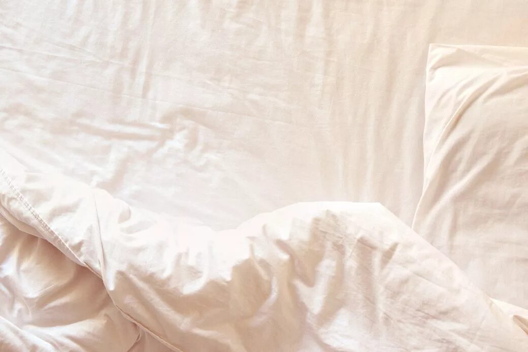 Простыни песня. Кровать сверху. Мятая простынь. Складки на простыне. Мятая кровать.