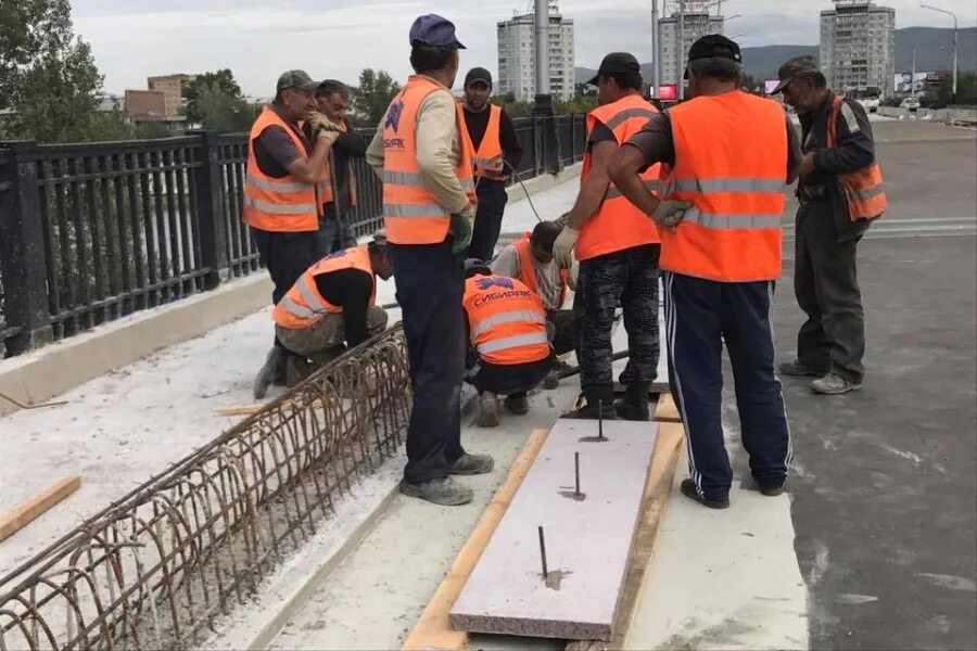 Бордюр моста. Ограждение на дороге. Трасса м11 отбойники металлические ограждение. Бордюр моста. Прикромочный лоток автомобильных дорог.