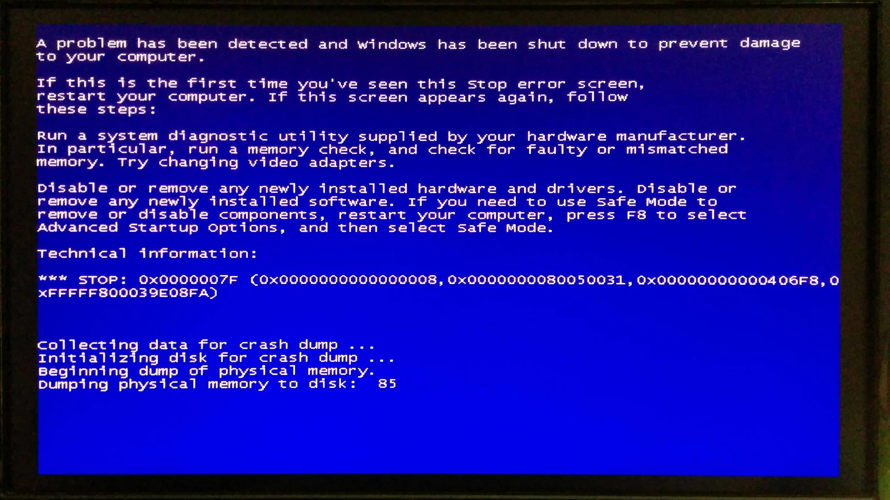 Синий экран. Синий экран смерти. Синий экран на компьютере. Экран смерти виндовс 7.