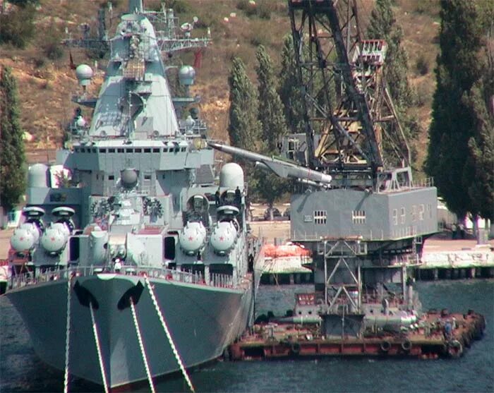 П 1000 5. П-500 базальт. Проект 1164 Атлант ракетный крейсер. Ракета базальт крейсер Москва. Погрузка ракет п-500 базальт.