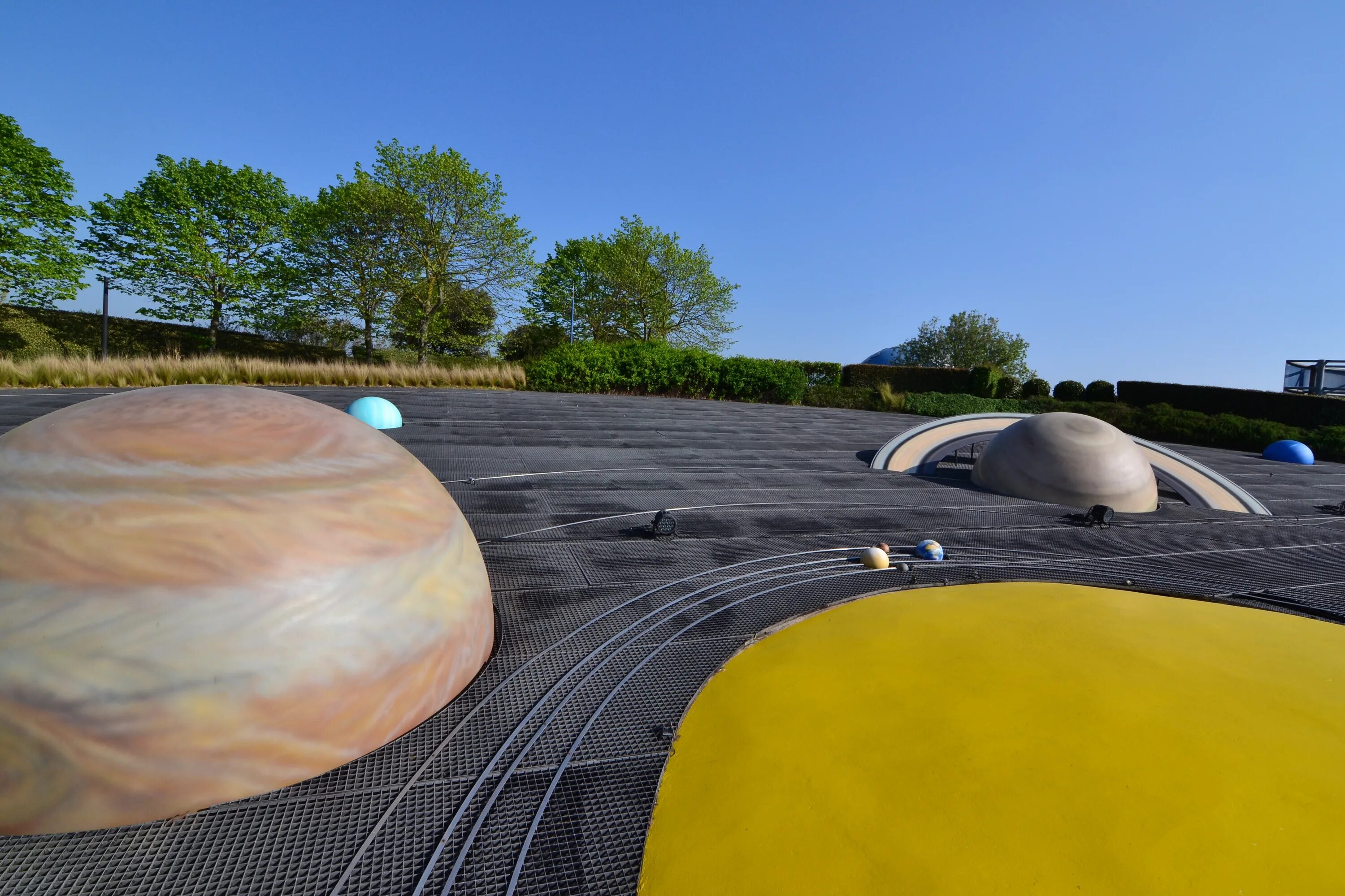 Космический городок. Круглые объекты. Солнечная система. Арт объект солнечные батареи. Самый круглый объект в мире.