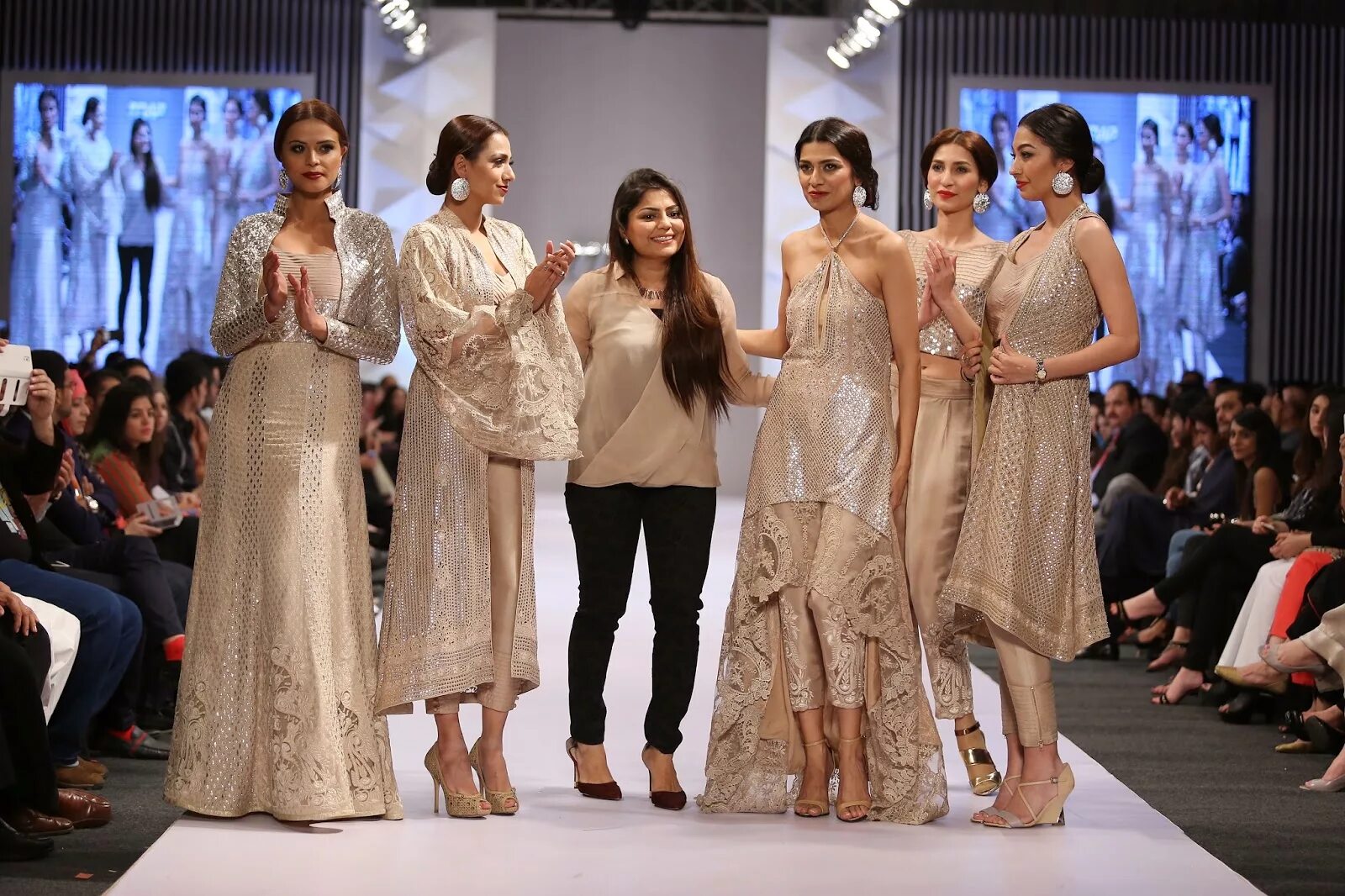 Европейская мода в пакистане. Показ мод. Last fashion shows. Фотомодели на подиуме. Современные показы мод.