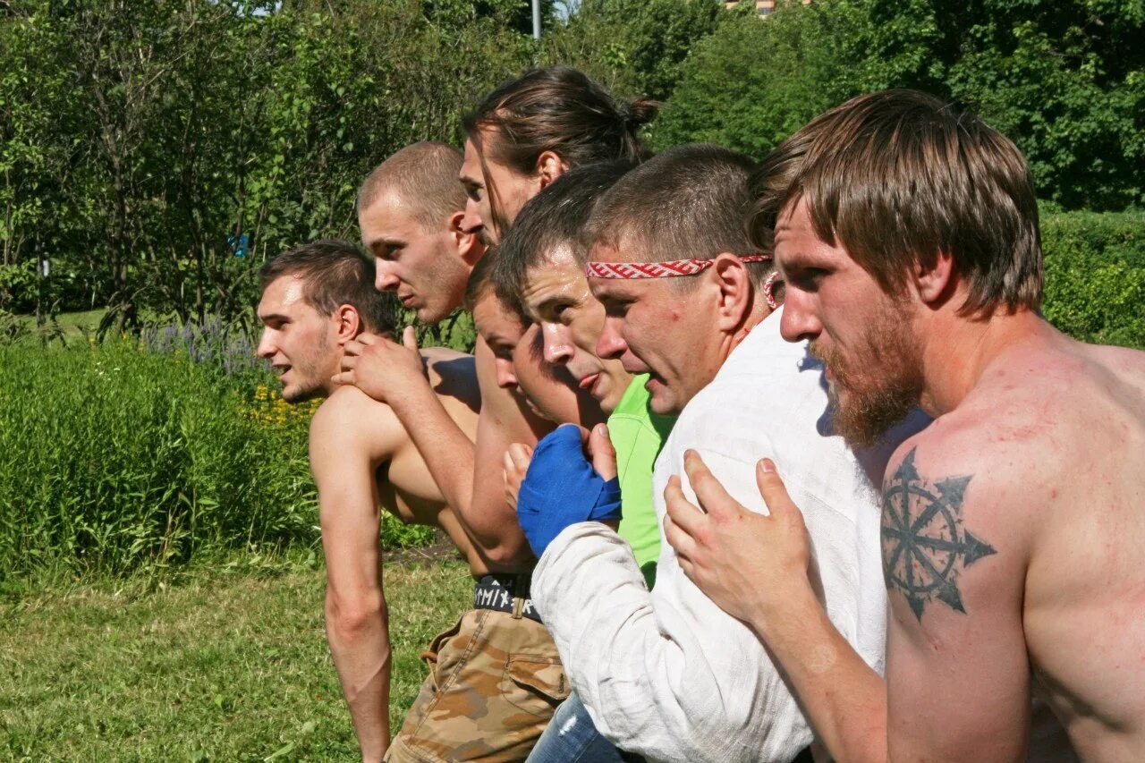 Русский парень с русской 6. Русские парни вместе. настоящий русский. русский мужик.