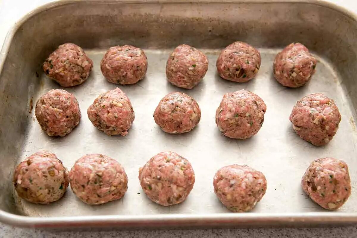 куриные фрикадельки сколько. польпетте маринара. фрикадельки из куриного фарша. куриные фрикадельки сколько. жареные тефтели.