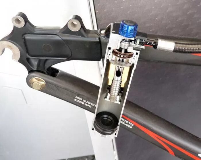 Почему скрипит велосипед. Specialized амортизатор brain задний. амортизатор shock works велосипедный. амортизатор фокс для велосипеда. втулка specialized stout.