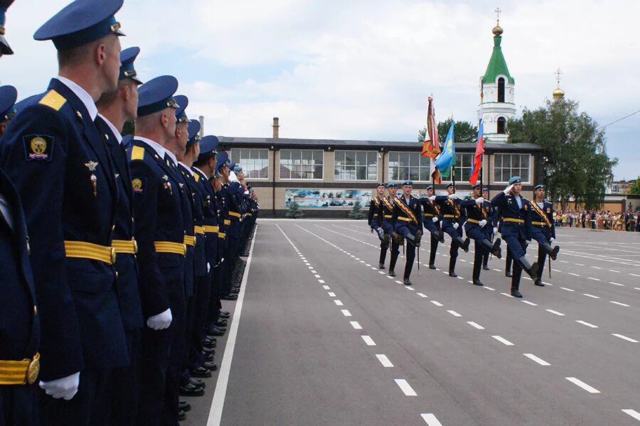 Рязанское высшее воздушно десантное училище. Высшее воздушно десантное училище Рязань. Высшее военное училище в Рязани. Рязанское высшее военное десантное командное училище. РВВДКУ выпуск.