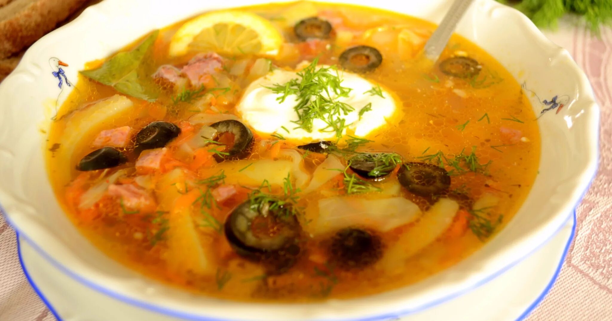 Солянка сборная с колбасой и солеными огурцами. Солянка с колбасой и солеными огурцами. Солянка с копченой курицей. Солянка с картошкой и колбасой солеными огурцами. Солянка с картошкой и колбасой солеными огурцами.