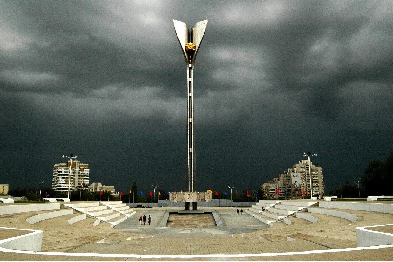 В каком городе находится освободителям. Стелла на театральной площади в ростове на дону. памятник-стела освободителям ростова. ростов на дону памятник стела освободителям. стела освободителям ростова ростов-на-дону.