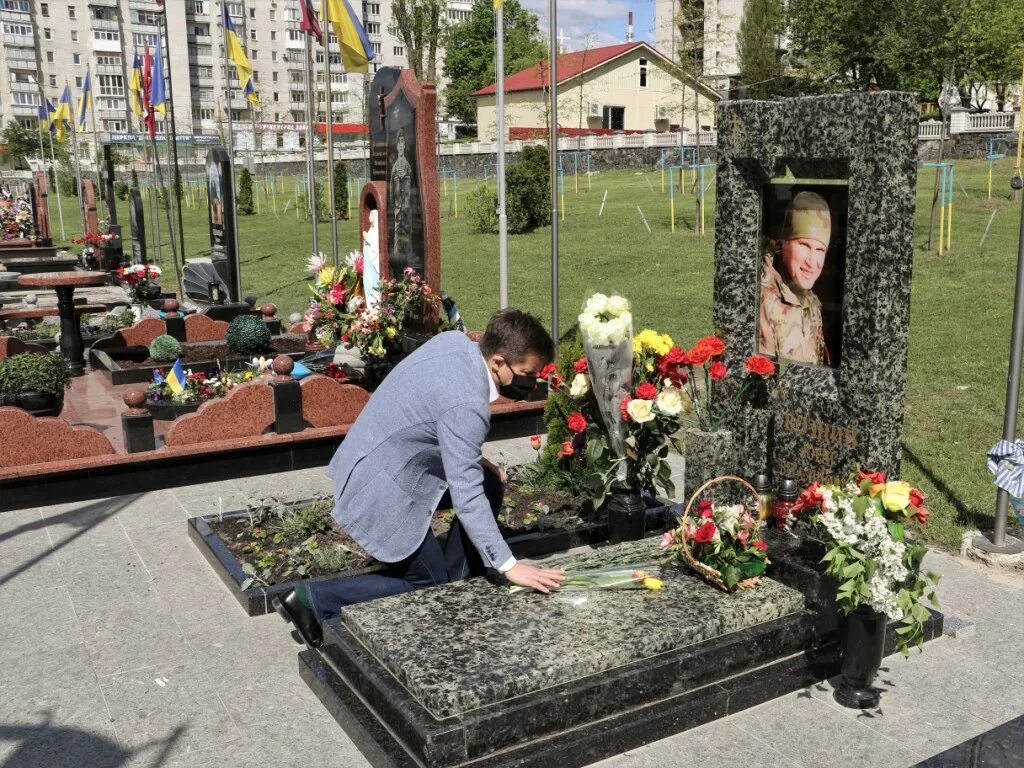 Кладбище всу 2023. Харьковское кладбище. Харьков кладбище безлюдовское. Харьковское кладбище. Могилы старцев.