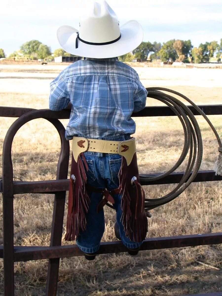 Little cowboy ready to go. Ковбой ребенок. Ребенок в ковбойской шляпе. Мальчик ковбой. Маленький ковбой.