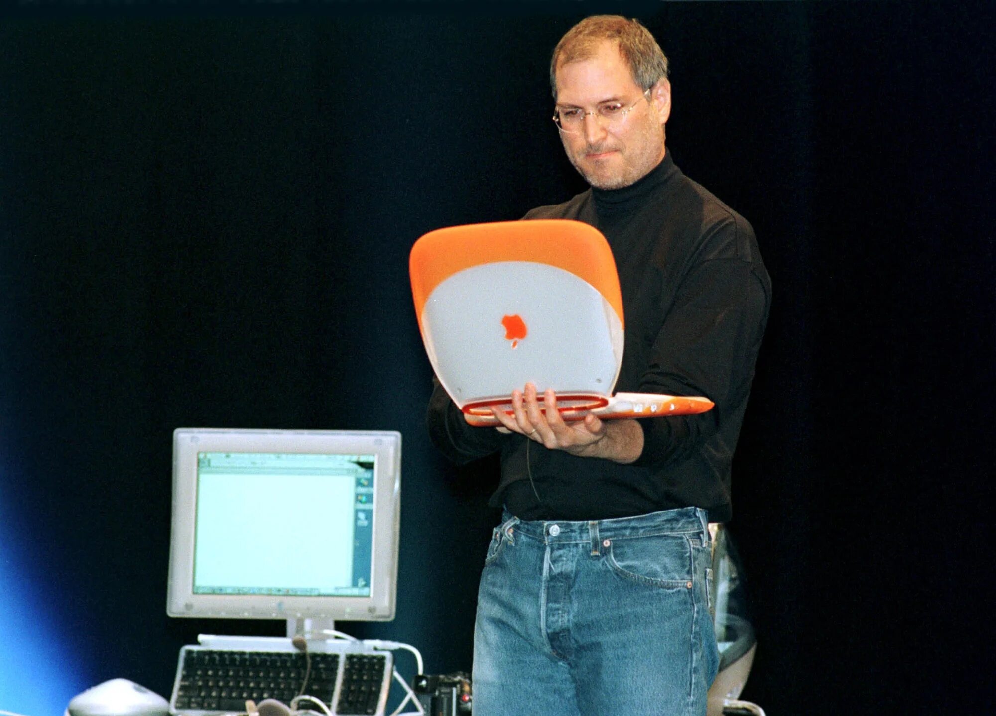 Стив Джобс 1999. Стив Джобс IPOD 2001. Стив Джобс 2000. Стив Джобс Macworld.