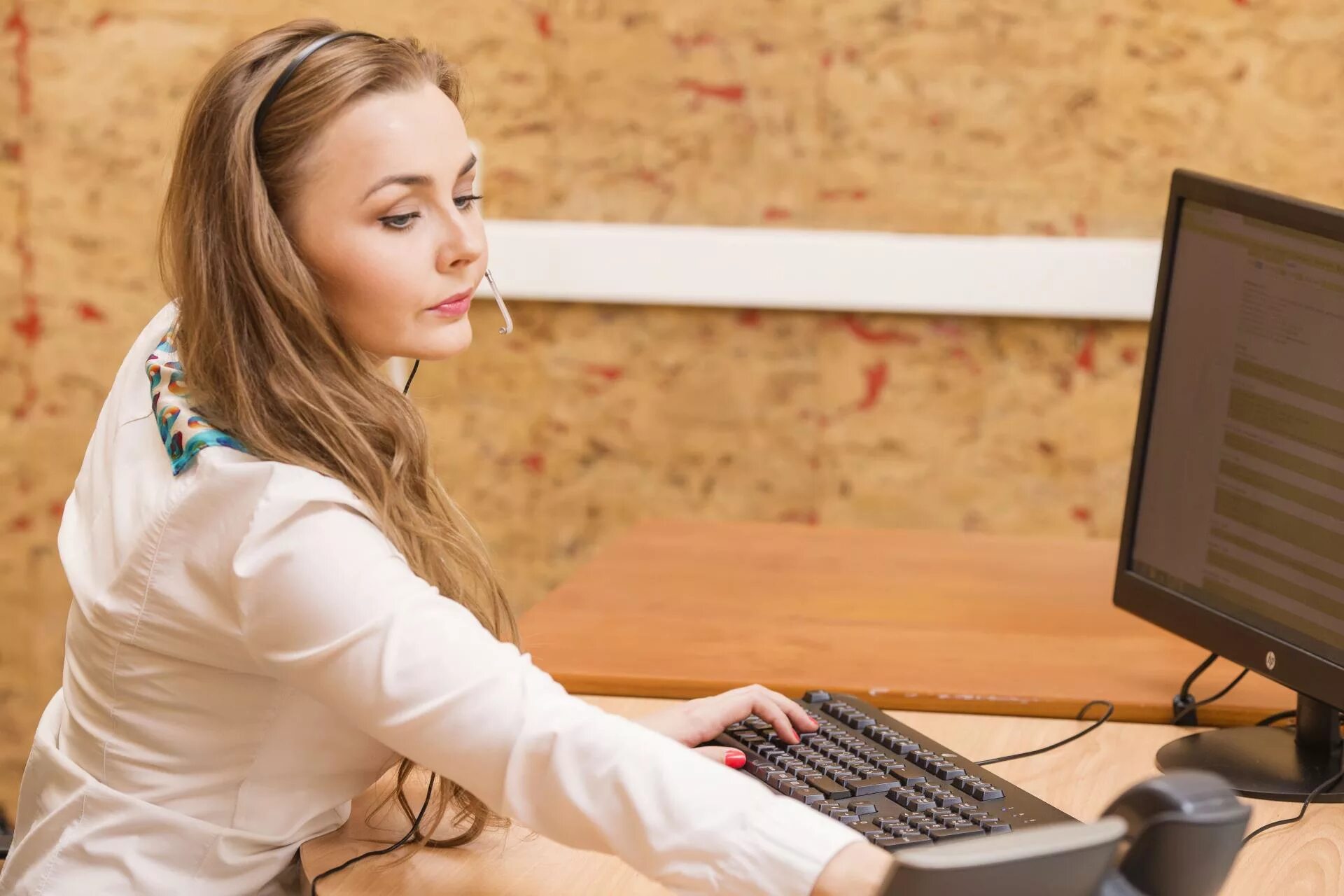 провайдер девушка. удаленная работа специалист поддержки. оператор call центра. диспетчер мужчина. контактный центр.