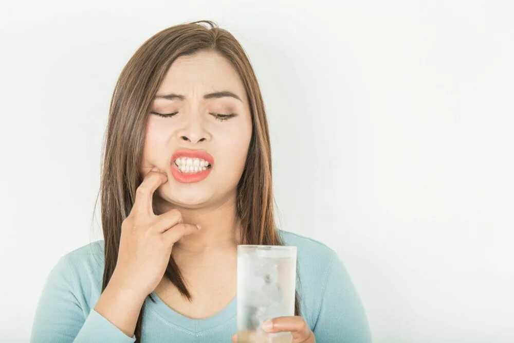 Болит зуб. Беспокоит зуб. Девушка скалит зубы. Болит зуб. Беспокоит зуб.
