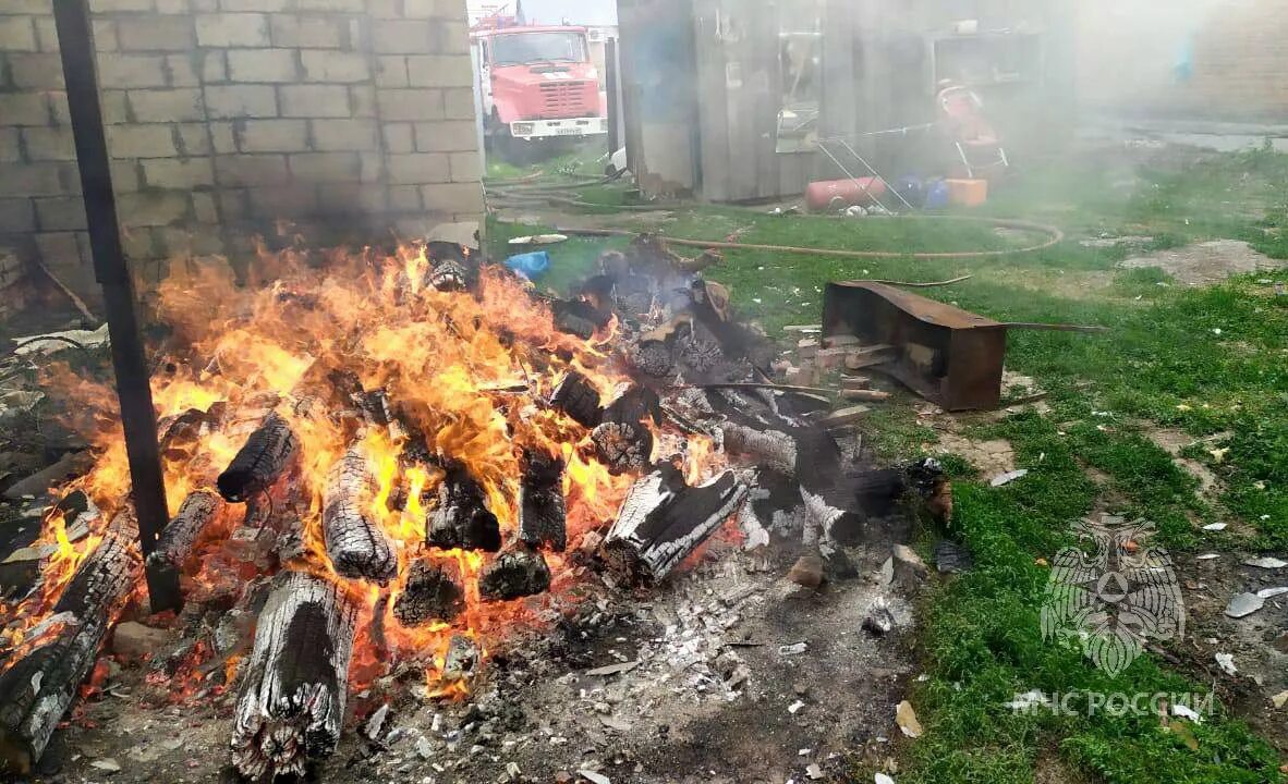 Шашлык на огне. Шашлык во дворе частного дома. Шашлык во дворе многоэтажного дома. Сгоревший шашлык