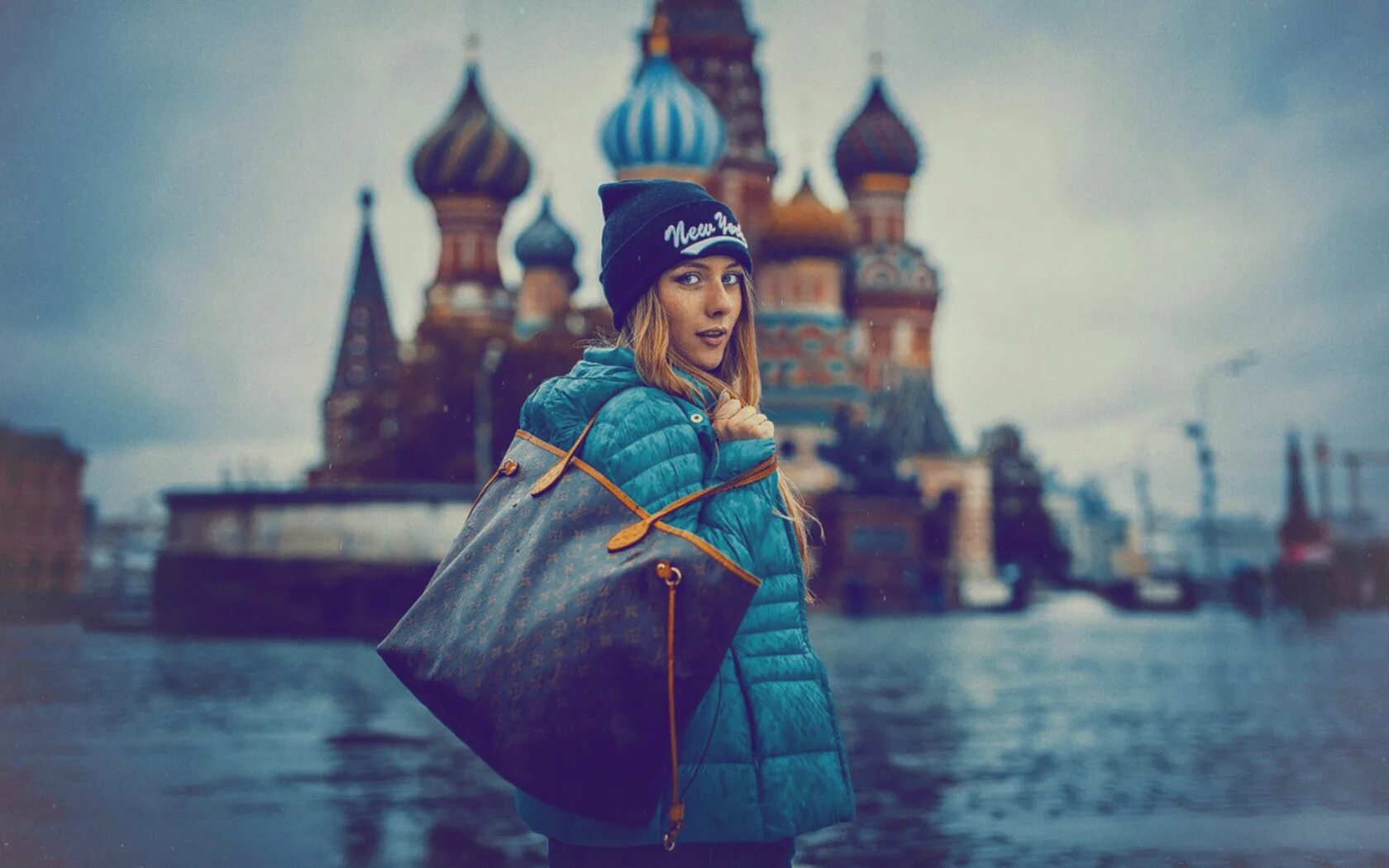 Московская красавица. Девушка на площади города. Красивая девушка на красной площади. Экскурсия на красную площадь в москве. Фотосессия на фоне архитектуры.