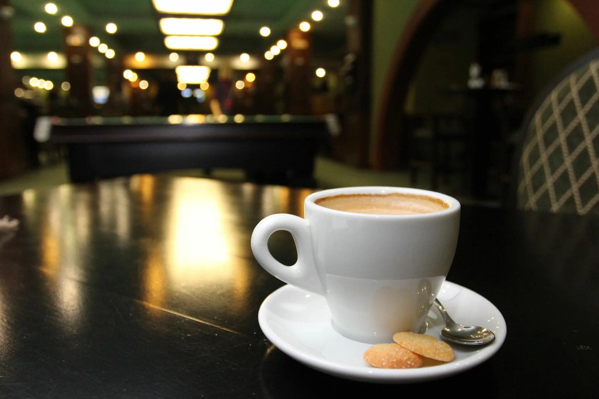 чашечка кофе перед сном. девушка с чашечкой чая. можно пить кофе на ночь с молоком. можно пить кофе на ночь с молоком. кофе чем полезен и вреден.