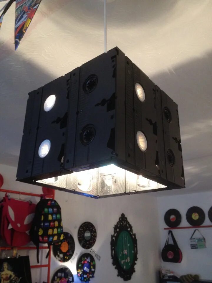 Полка из видеокассет. Инструкция по использованию косета. Как использовать кассеты. Цветочные горшки из видеокассет. Как использовать кассеты.