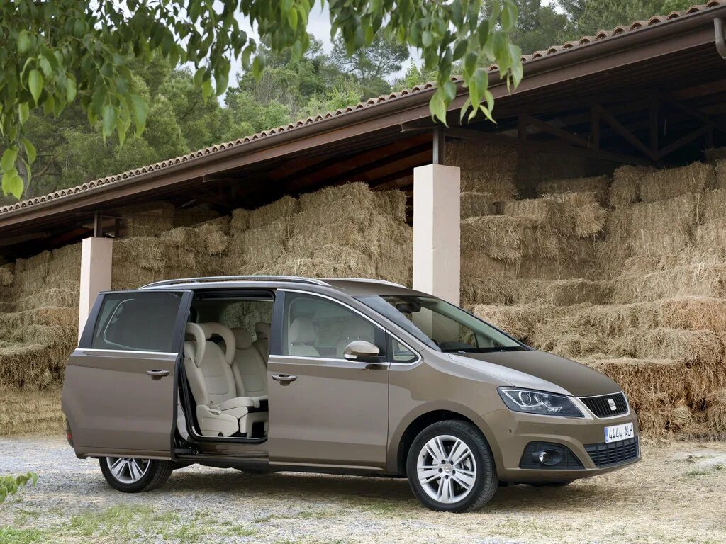 Купить минивэн для семьи. Seat Alhambra. Seat Alhambra 2012. Тойота Альхамбра. Seat Alhambra 2013.