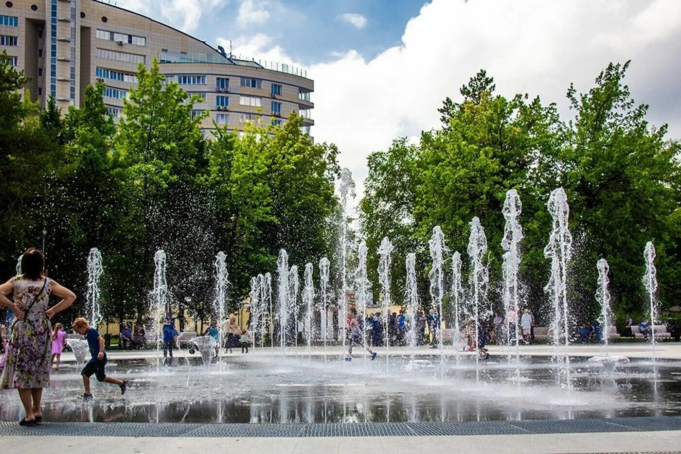 Центральный парк Новосиб. Новосибирск Центральный сквер. Новосибирск Первомайский сквер Центральный фонтан. Фонтан Центральный парк Новосибирск 2023.