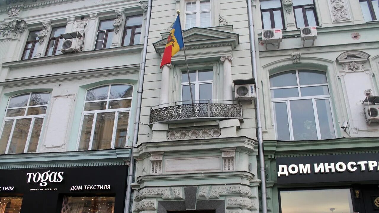 Кузнецкий мост посольство молдовы. Консул молдовы в москве. Посольство молдавии в москве адрес. Консул молдовы в москве. Консульство дипломат рамка.