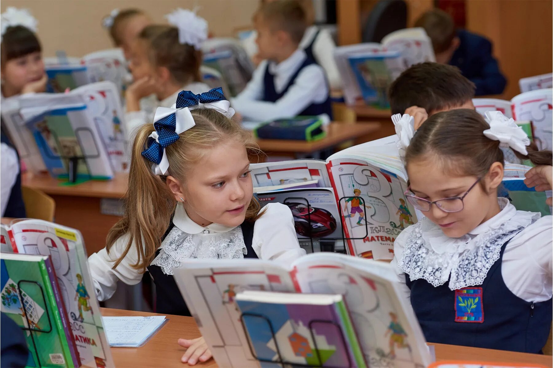 Учатся ли школьники 12 апреля. Ученики на уроке. урок в школе. российские школьники. школьники на уроке.