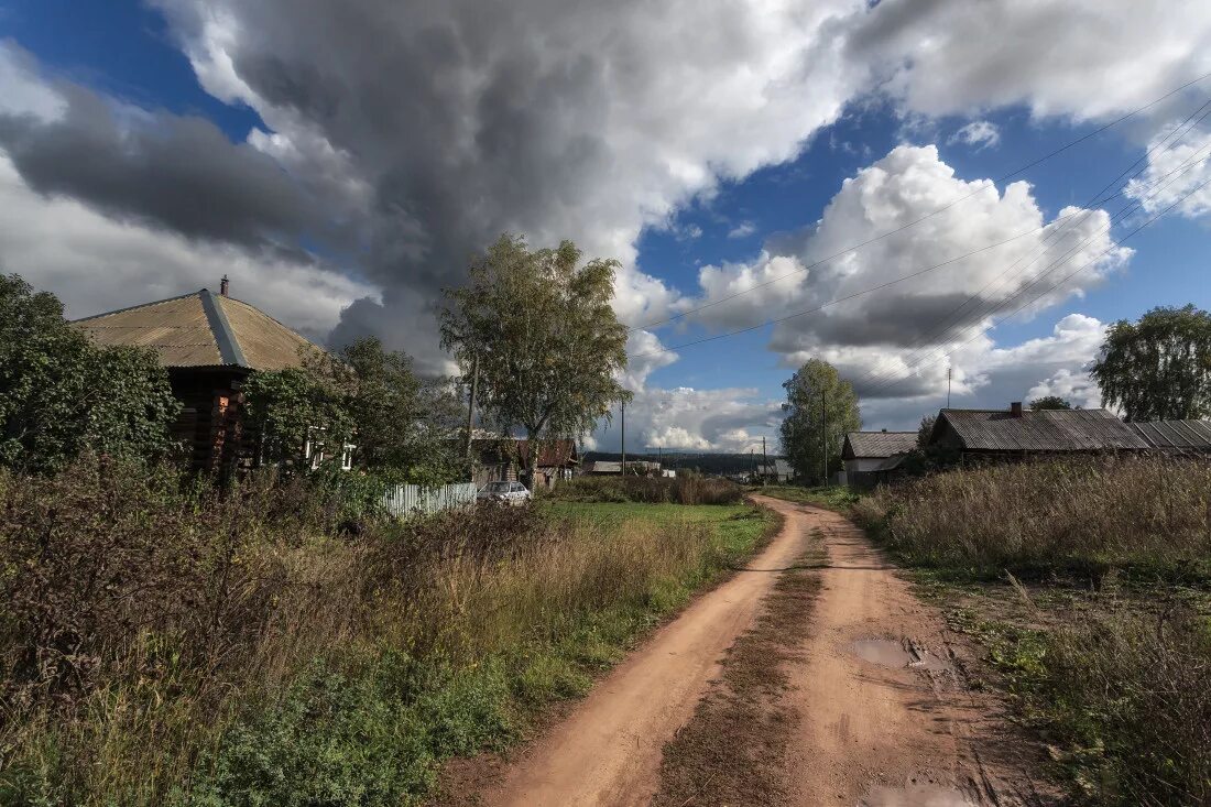 Поселковая дорога. Дорога в деревне. Деревенская дорога. Деревня летом. Деревня с дорогой.