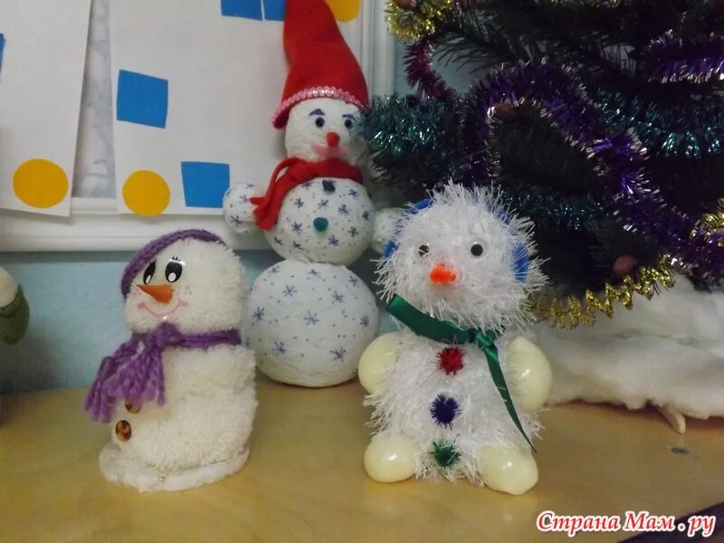 Парад снеговиков поделка в старшей группе. Парад снеговиков своими руками. Выставка конкурс парад снеговиков. Выставка снеговиков в детском саду. Парад снеговиков поделки в детский сад.