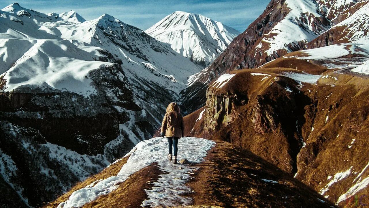 Каждый кто был в горах. Фотосессия в Дагестане в горах. Девушка в горах со спины. Горы покорить невозможно. Портрет в горах.