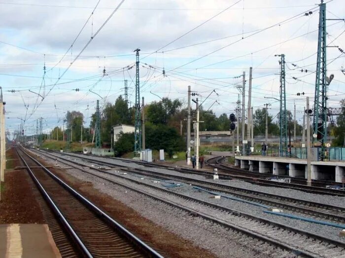 платформа вокзала. жд станция столбовая. доска на железнодорожных платформах. вокзал чехов платформы. платформа левобережная реконструкция.