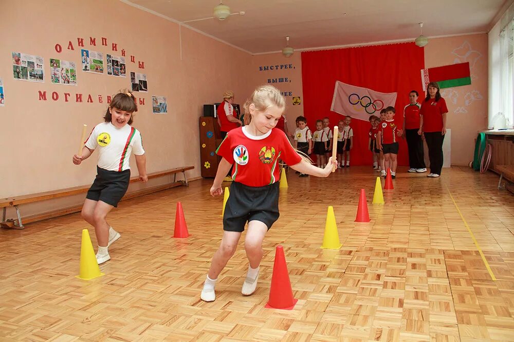 Спортивные соревнования в детском саду. Физкультурные праздники в детском саду. Спортивный праздник для детей. Спортивные соревнования для детей в детском саду. Игры для веселых стартов