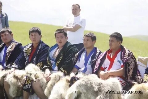 Бір жігіт көшеде жұрттың көзінше жұлқылайды.