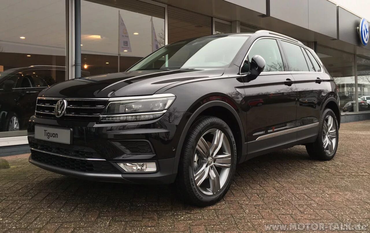 Vw tiguan 2. Volkswagen tiguan 2017 белый. Volkswagen тигуан 2017. Тигуан 19 года. Tiguan sportline 2020.