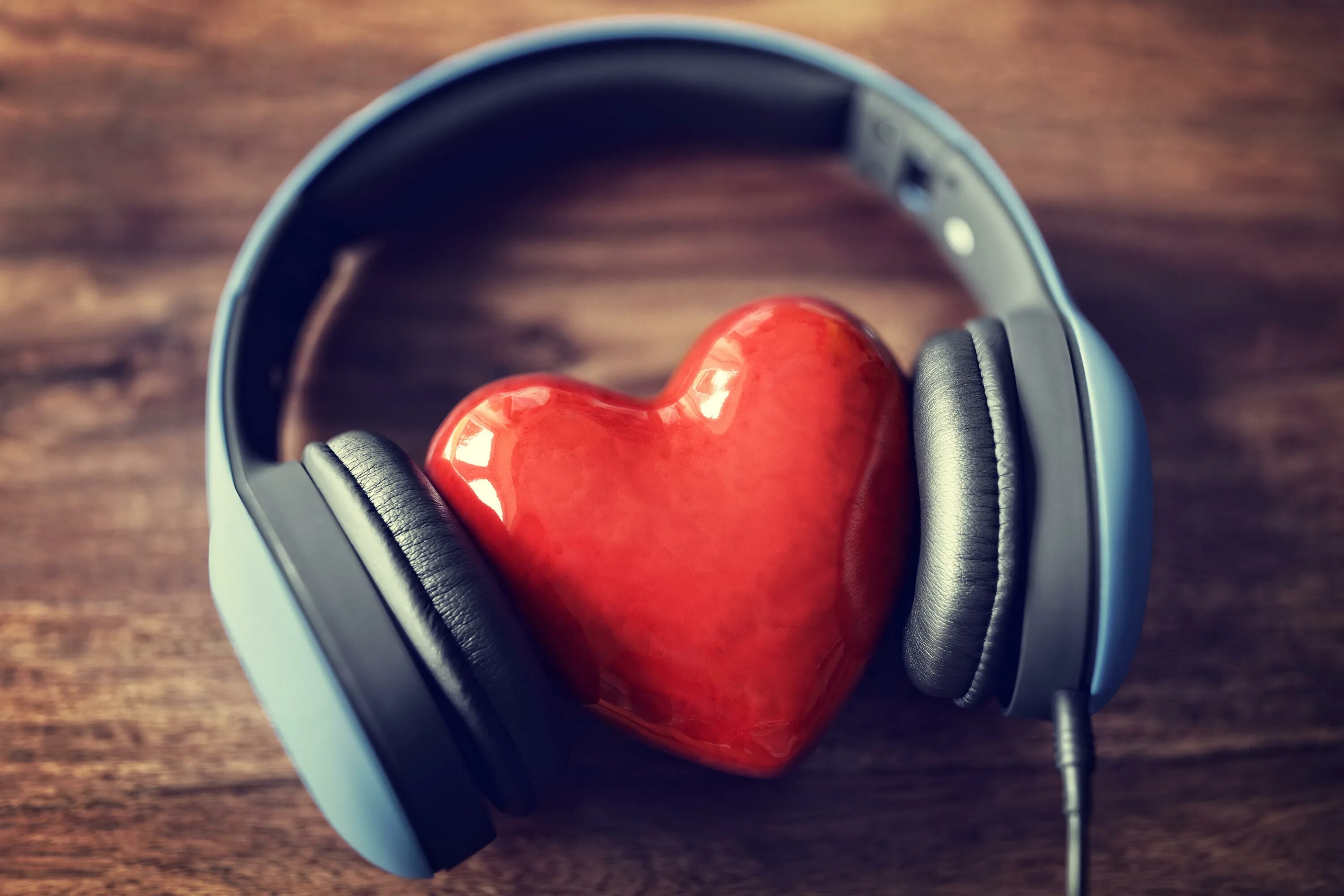 Послушать любимую музыку. Красивые наушники. Наушники сердце. Наушники "сердечки". Сердце в наушниках.