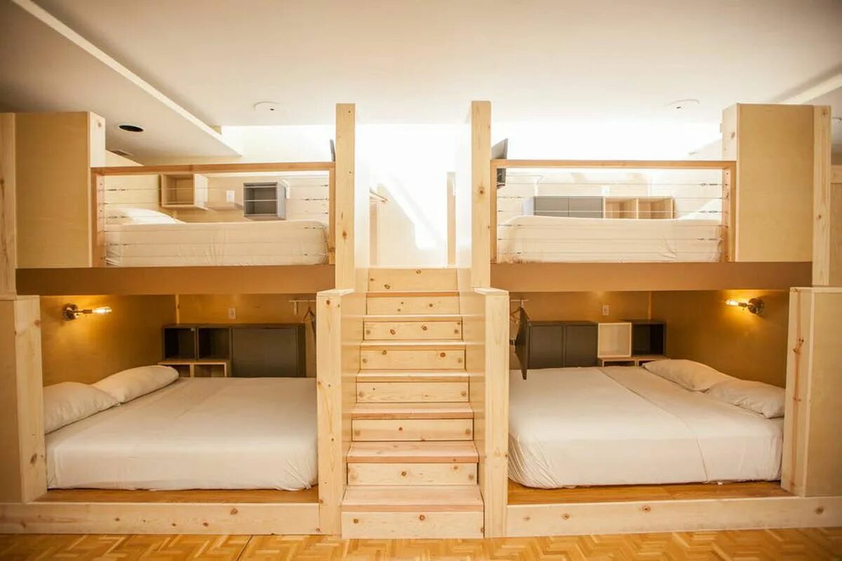 Разрешено ли использование двухъярусных кроватей ответ. Крутые двухэтажные кровати. Двухъярусная кровать для троих детей. Спальня для троих мальчиков. Дом на троих.