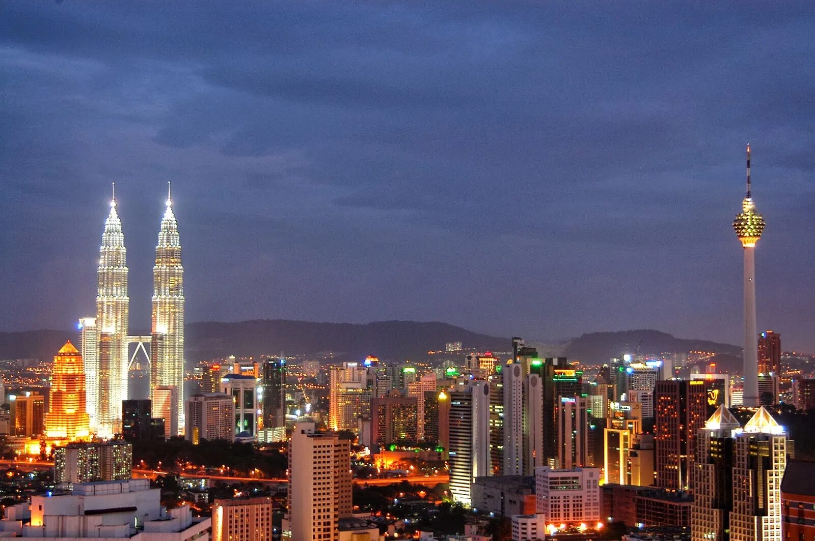Куала лумпур люди. Куала-лумпур малайзия. Kuala lumpur. Malaysia 18. Дворец султана абдул-самада малайзия.