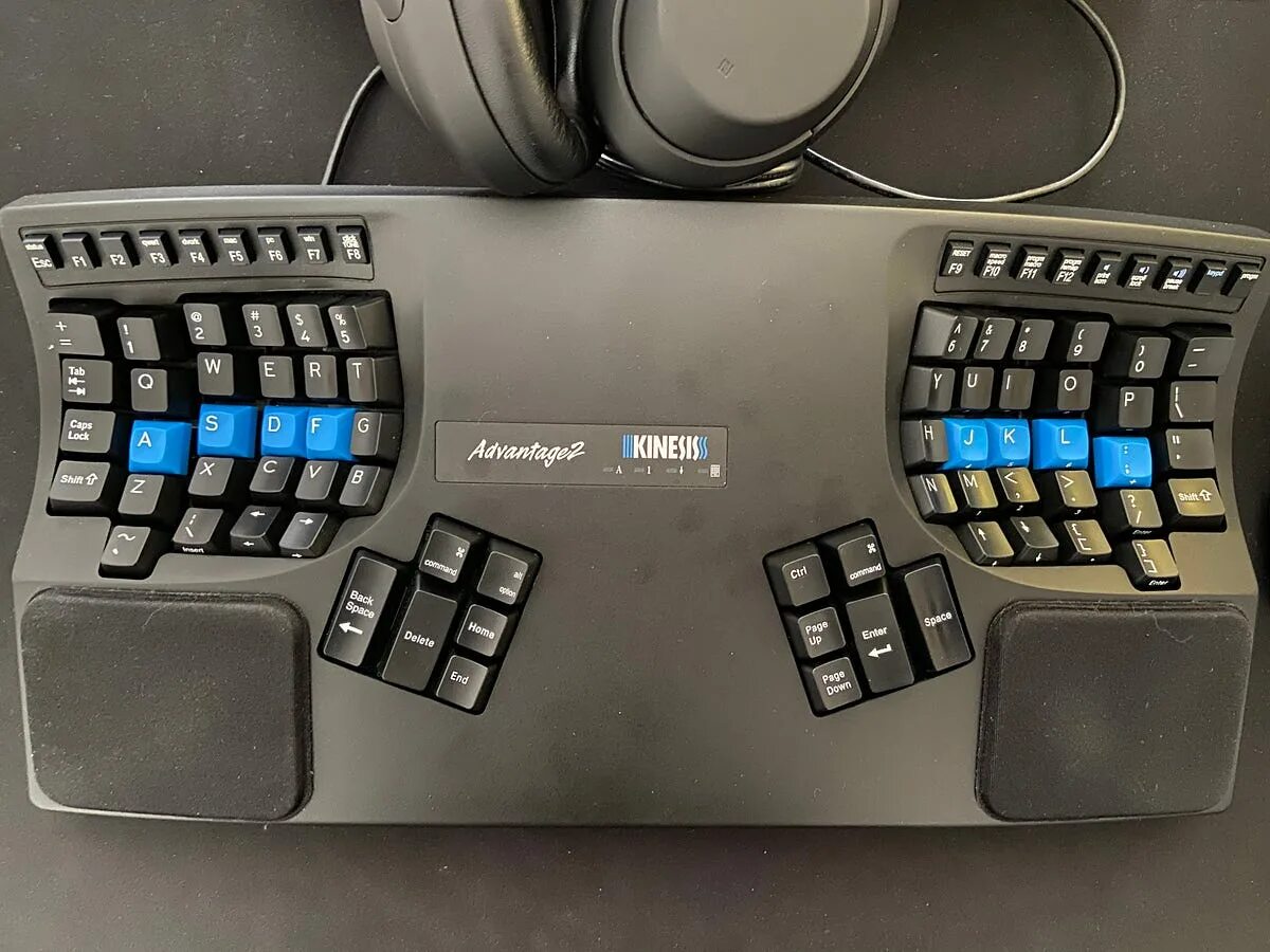 Несколько клавиатур. Клавиатура kinesis advantage. клавиатура advantage 2. клавиатура advantage 7 kinesis. кинезис адвантейдж.