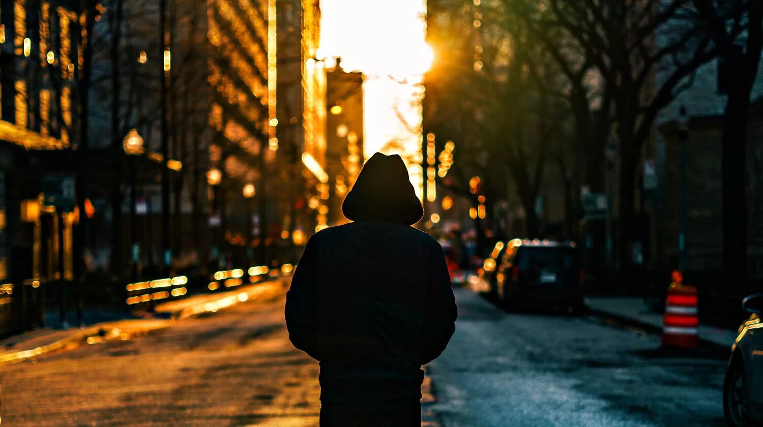 вечерняя прогулка. пацан на крыше ночью. человек на крыше ночью. человек ночной счет. размытый человек.