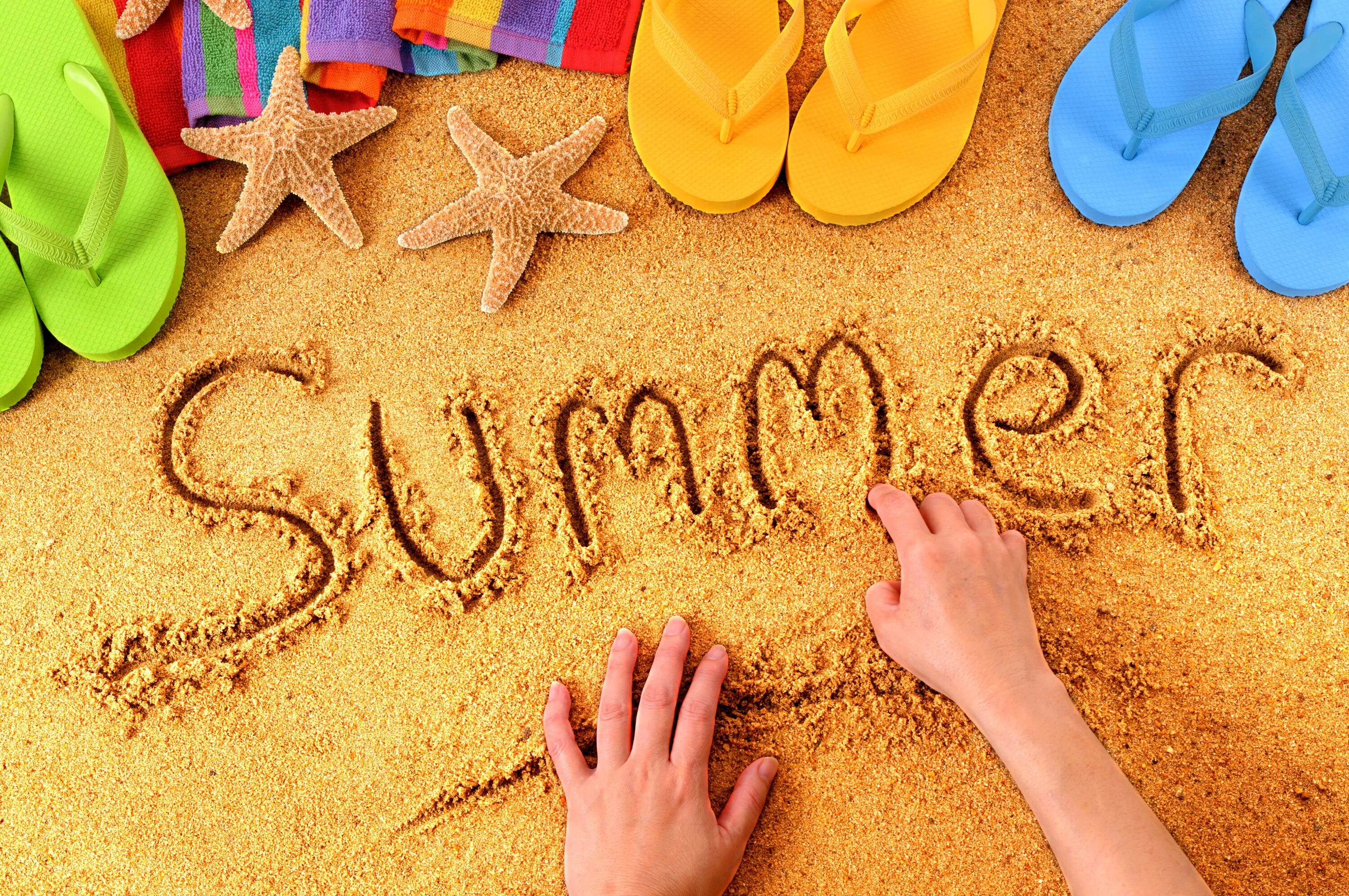 Про лето в этом году. Летние каникулы. Летняя тема. Лето надпись. Летние картинки.